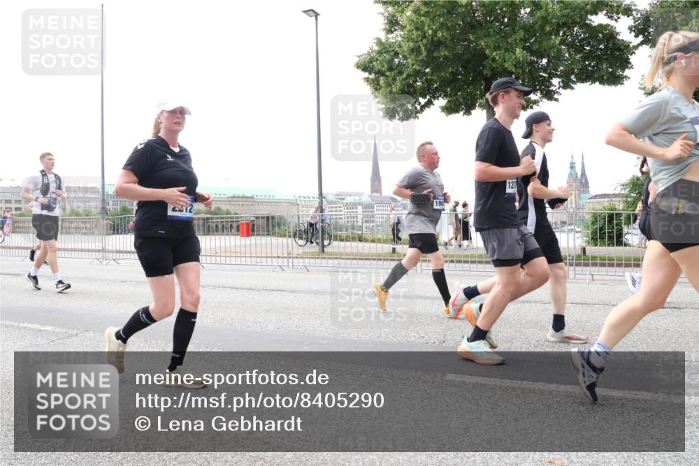 29.06.2025 - hella hamburg halbmarathon Lena Gebhardt http://msf.ph/oto/8405290 29.06.2025 10:50:20 Lombardsbrücke 1905, 120, 1259, 1487, 1511, 1828, 2047, 3203, 3680, 3701, 3710, 3805, 3897, 4090, 4168, 4870, 4961, 5119, 5131, 5749, 5751, 5997, 6680, 6830, 7505, 7677, 7721, 7722, 7755, 8254, 8299, 8834, 9015, 9605, 9940, 10060, 10286, 10617, 10683, 10744, 11030, 11426, 11696, 11716, 11760, 12079, 13127, 13128, 13309, 13381, 13744, 13846, 13887, 14102, 14144, 14505, 14591, 14940, 15017, 15230, 15626 meine-sportfotos.de