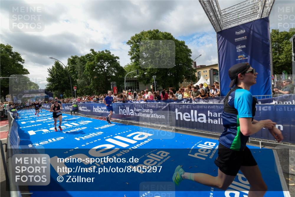 29.06.2025 - hella hamburg halbmarathon Zöllner http://msf.ph/oto/8405297 29.06.2025 10:40:29 Ziel 6649, 8370, 8966, 10978, 14924, 15247, 17245, 17916 meine-sportfotos.de