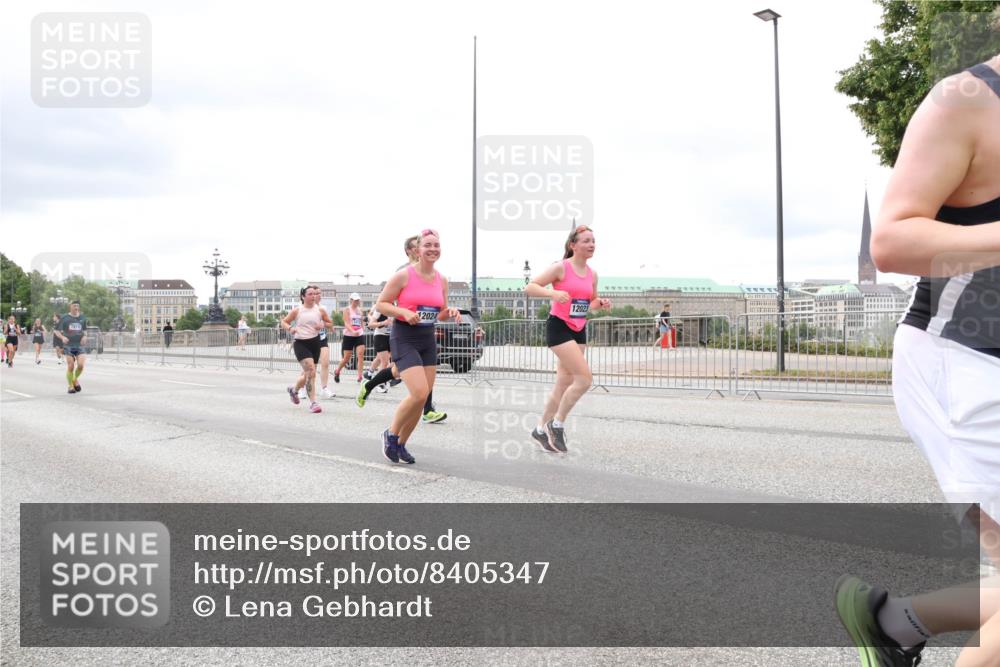 29.06.2025 - hella hamburg halbmarathon Lena Gebhardt http://msf.ph/oto/8405347 29.06.2025 10:58:37 Lombardsbrücke 7870, 12024, 12023, 1001, 1326, 1365, 1380, 1514, 1646, 1845, 2043, 2273, 2275, 2449, 2649, 2929, 3416, 3540, 3565, 3868, 4042, 4043, 4117, 4225, 4294, 5104, 5159, 5655, 5732, 5782, 5988, 6010, 6330, 6341, 6554, 6588, 6633, 6638, 6702, 6825, 6927, 7095, 7096, 7262, 7443, 7617, 7664, 7783, 7870, 7933, 7957, 7967, 8076, 8439, 8440, 8441, 8442, 8489, 8592, 8701, 8752, 8888, 9123, 9221, 9225, 9239, 9563, 9636, 9889, 9960, 9982, 10498 meine-sportfotos.de
