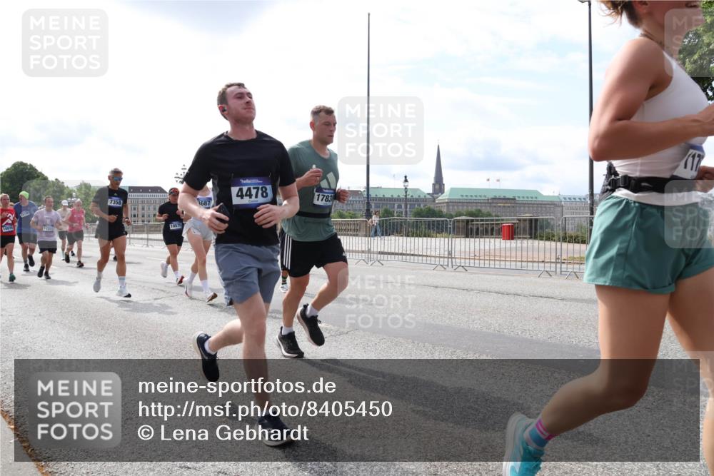 29.06.2025 - hella hamburg halbmarathon Lena Gebhardt http://msf.ph/oto/8405450 29.06.2025 10:16:36 Lombardsbrücke 10076, 16100, 12911, 7358, 10575, 3687, 4478, 1783, 1117, 1212, 1240, 1244, 1403, 1599, 1602, 1825, 2347, 2803, 2835, 2912, 3030, 3088, 3134, 3156, 3176, 3450, 3484, 3648, 3687, 4478, 4583, 4637, 5036, 5037, 5294, 6024, 6328, 6488, 6742, 6941, 6948, 7158, 7358, 7360, 7753, 8274, 8295, 8317, 8597, 8619, 8645, 8707, 8847, 8857, 9091, 9208, 9332, 9492, 9601, 9628, 9664, 9676, 9802, 9810, 9881, 10076, 10107, 10139, 10141, 10183, 10232, 10292, 10844, 10990, 11344, 11345 meine-sportfotos.de