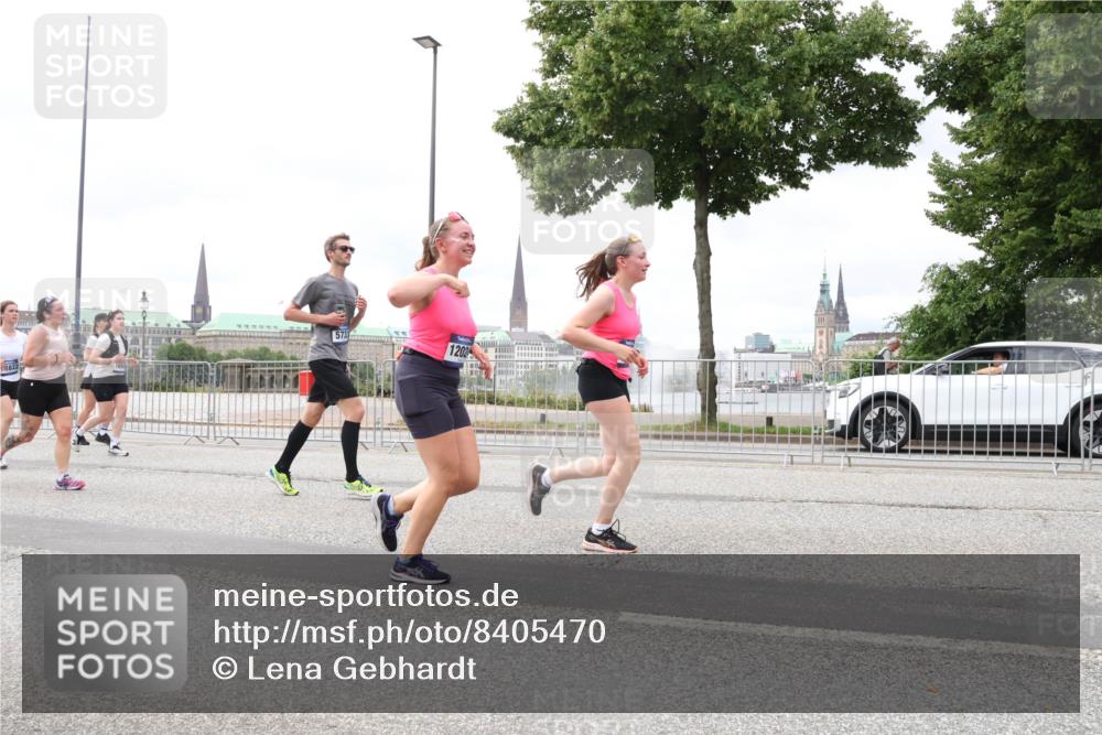 29.06.2025 - hella hamburg halbmarathon Lena Gebhardt http://msf.ph/oto/8405470 29.06.2025 10:58:38 Lombardsbrücke 573, 1202, 1001, 1326, 1365, 1380, 1514, 1646, 1845, 2043, 2057, 2273, 2275, 2449, 2649, 2929, 3416, 3540, 3565, 3868, 4042, 4043, 4117, 4225, 4294, 5104, 5159, 5655, 5732, 5782, 5988, 6010, 6330, 6341, 6554, 6588, 6633, 6638, 6702, 6825, 6927, 7095, 7096, 7262, 7443, 7617, 7664, 7783, 7870, 7933, 7957, 7967, 8076, 8441, 8489, 8592, 8701, 8752, 8888, 9123, 9221, 9225, 9239, 9563, 9636, 9889, 9960, 9982, 10498 meine-sportfotos.de
