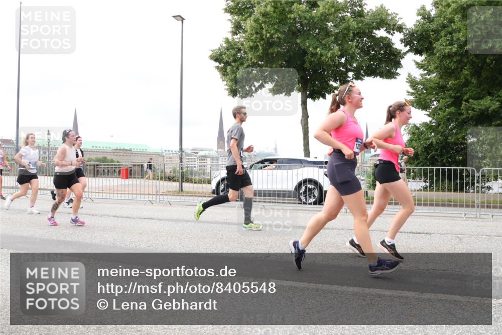 29.06.2025 - hella hamburg halbmarathon Lena Gebhardt http://msf.ph/oto/8405548 29.06.2025 10:58:39 Lombardsbrücke 1200, 1001, 1326, 1365, 1380, 1514, 1646, 1845, 2043, 2057, 2449, 2649, 2929, 3416, 3540, 3565, 3868, 4042, 4043, 4117, 4225, 4294, 5104, 5159, 5655, 5732, 5782, 5988, 6010, 6330, 6341, 6554, 6588, 6633, 6638, 6702, 6825, 6927, 7095, 7096, 7262, 7443, 7617, 7664, 7870, 7933, 7957, 7967, 8076, 8489, 8545, 8547, 8592, 8701, 8752, 9123, 9221, 9225, 9239, 9563, 9636, 9889, 9960, 9982, 10498 meine-sportfotos.de