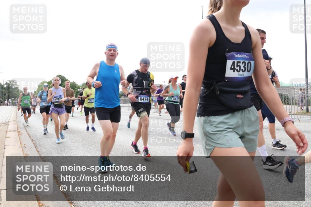29.06.2025 - hella hamburg halbmarathon Lena Gebhardt http://msf.ph/oto/8405554 29.06.2025 10:41:15 Lombardsbrücke 4775, 10835, 15953, 1731, 6474, 17872, 4530, 1317, 1536, 1542, 1731, 2229, 2258, 2299, 2805, 2858, 3344, 3532, 3533, 3623, 3694, 4234, 4412, 4415, 4530, 4610, 4638, 4774, 4775, 5086, 5225, 5549, 5688, 5689, 5753, 5928, 5942, 6088, 6098, 6250, 6289, 6474, 6793, 6842, 6894, 7022, 7023, 7293, 7661, 7821, 7829, 8293, 8385, 8429, 8430, 8586, 8751, 8769, 8878, 8992, 9009, 9237, 9962, 10181, 10269, 10348, 10407, 10483, 10644, 10835, 11053, 11166 meine-sportfotos.de