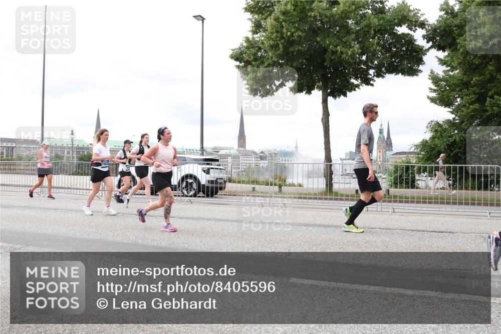 29.06.2025 - hella hamburg halbmarathon Lena Gebhardt http://msf.ph/oto/8405596 29.06.2025 10:58:39 Lombardsbrücke 18822, 1001, 1326, 1365, 1380, 1514, 1646, 1845, 2043, 2057, 2449, 2649, 2929, 3416, 3540, 3565, 3868, 4042, 4043, 4117, 4225, 4294, 5104, 5159, 5655, 5732, 5782, 5988, 6010, 6330, 6341, 6554, 6588, 6633, 6638, 6702, 6825, 6927, 7095, 7096, 7262, 7443, 7617, 7664, 7870, 7933, 7957, 7967, 8076, 8489, 8545, 8547, 8592, 8701, 8752, 9123, 9221, 9225, 9239, 9563, 9636, 9889, 9960, 9982, 10498 meine-sportfotos.de