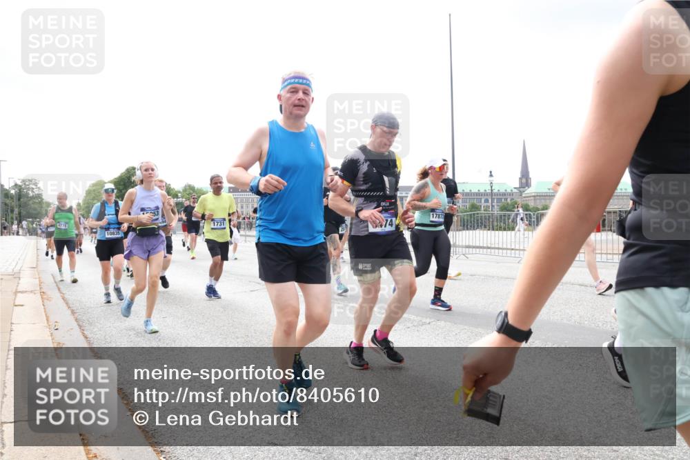 29.06.2025 - hella hamburg halbmarathon Lena Gebhardt http://msf.ph/oto/8405610 29.06.2025 10:41:15 Lombardsbrücke 4775, 10835, 1105, 1731, 17872, 1317, 1536, 1542, 1731, 2229, 2258, 2299, 2805, 2858, 3344, 3532, 3533, 3623, 3694, 4234, 4412, 4415, 4530, 4610, 4638, 4774, 4775, 5086, 5225, 5549, 5688, 5689, 5753, 5928, 5942, 6088, 6098, 6250, 6289, 6474, 6793, 6842, 6894, 7022, 7023, 7293, 7661, 7821, 7829, 8293, 8385, 8429, 8430, 8586, 8751, 8769, 8878, 8992, 9009, 9237, 9962, 10181, 10269, 10348, 10407, 10483, 10644, 10835, 11053, 11166 meine-sportfotos.de