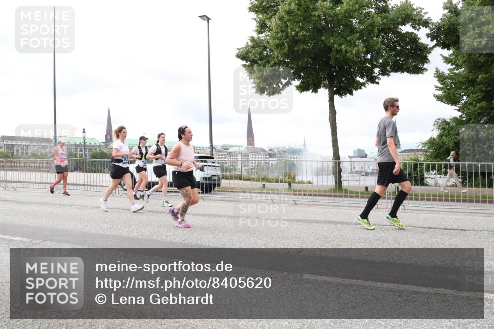 29.06.2025 - hella hamburg halbmarathon Lena Gebhardt http://msf.ph/oto/8405620 29.06.2025 10:58:39 Lombardsbrücke 1882, 1001, 1326, 1365, 1380, 1514, 1646, 1845, 2043, 2057, 2449, 2649, 2929, 3416, 3540, 3565, 3868, 4042, 4043, 4117, 4225, 4294, 5104, 5159, 5655, 5732, 5782, 5988, 6010, 6330, 6341, 6554, 6588, 6633, 6638, 6702, 6825, 6927, 7095, 7096, 7262, 7443, 7617, 7664, 7870, 7933, 7957, 7967, 8076, 8489, 8545, 8547, 8592, 8701, 8752, 9123, 9221, 9225, 9239, 9563, 9636, 9889, 9960, 9982, 10498 meine-sportfotos.de