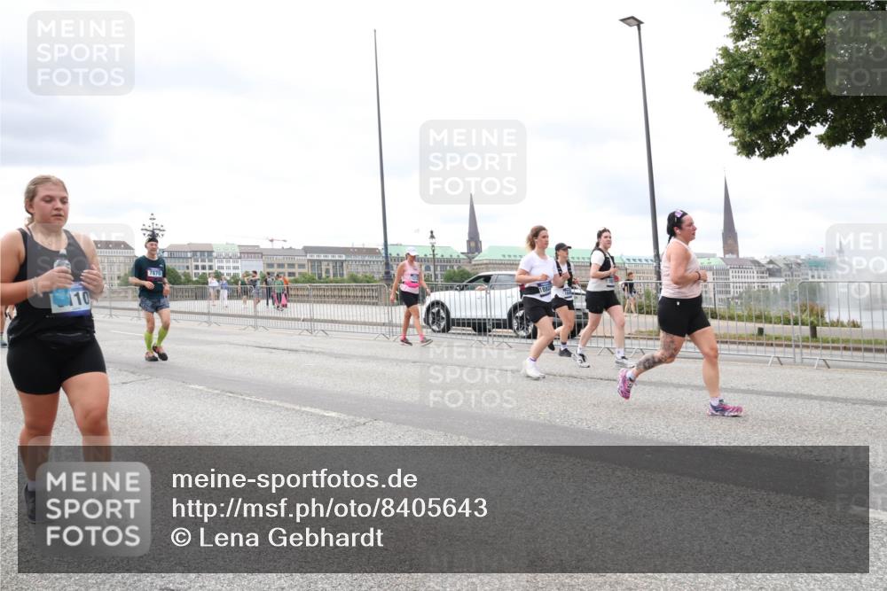 29.06.2025 - hella hamburg halbmarathon Lena Gebhardt http://msf.ph/oto/8405643 29.06.2025 10:58:40 Lombardsbrücke 7870, 1001, 1326, 1365, 1380, 1514, 1646, 1845, 2043, 2057, 2449, 2649, 2929, 3416, 3540, 3565, 3868, 4042, 4043, 4117, 4225, 4294, 4577, 4648, 5104, 5159, 5655, 5732, 5782, 5988, 6010, 6330, 6341, 6554, 6588, 6633, 6638, 6702, 6825, 6927, 7095, 7096, 7262, 7443, 7617, 7664, 7870, 7933, 7957, 7967, 8076, 8489, 8545, 8547, 8592, 8701, 8752, 9123, 9221, 9225, 9239, 9563, 9636, 9889, 9960, 9982, 10498 meine-sportfotos.de
