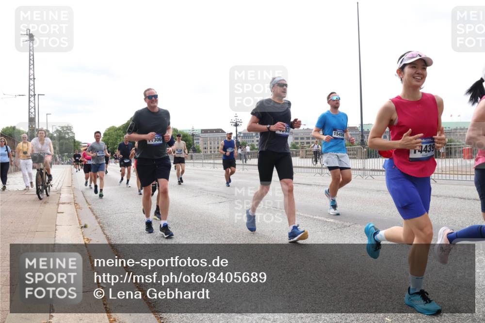 29.06.2025 - hella hamburg halbmarathon Lena Gebhardt http://msf.ph/oto/8405689 29.06.2025 10:24:18 Lombardsbrücke 18109, 306, 17147, 15456, 4439, 1005, 1009, 1064, 1389, 1395, 1444, 2132, 2280, 2477, 2489, 3013, 3053, 3185, 3285, 3421, 3579, 3786, 4111, 4122, 4162, 4464, 4597, 4684, 4719, 4990, 4993, 5039, 5055, 5138, 5258, 5260, 5661, 5829, 5830, 5954, 6478, 6524, 6526, 7013, 7426, 7528, 7920, 7975, 8141, 8149, 8167, 8187, 8297, 8502, 8717, 9063, 9217, 9603, 11044, 11306, 11347, 11415, 12210, 13111, 13113, 13380, 13573, 13638, 13711, 14143 meine-sportfotos.de