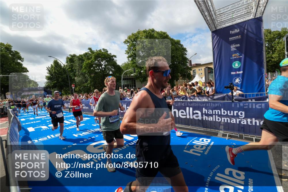 29.06.2025 - hella hamburg halbmarathon Zöllner http://msf.ph/oto/8405710 29.06.2025 10:40:46 Ziel 1882, 1912, 2324, 2714, 2750, 4634, 4843, 4889, 5014, 5026, 5745, 7080, 7622, 8074, 8629, 9294, 10900, 11959, 12865, 14092, 14272, 14820, 15351, 15493, 16201, 16249, 16599, 17486, 18399 meine-sportfotos.de