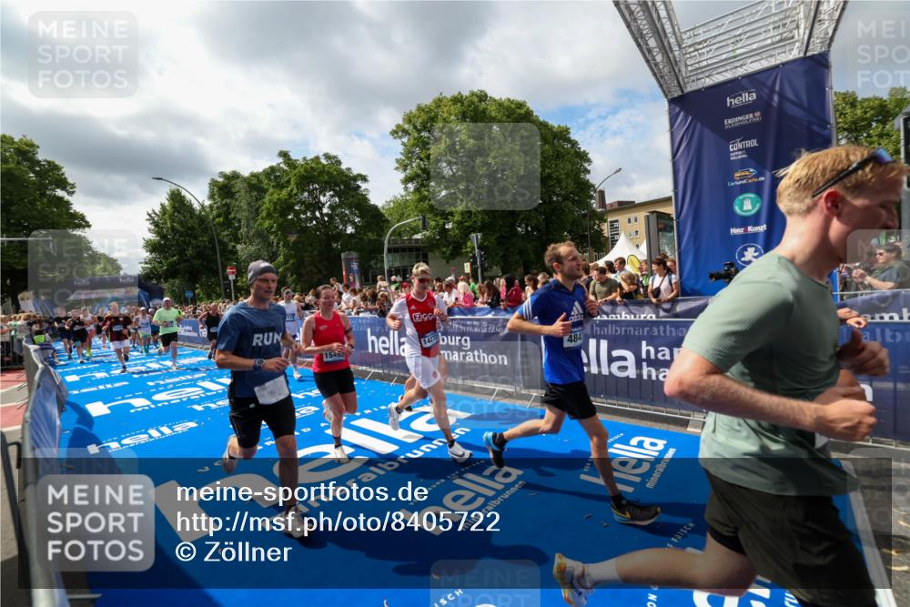 29.06.2025 - hella hamburg halbmarathon Zöllner http://msf.ph/oto/8405722 29.06.2025 10:40:47 Ziel 1882, 2324, 2714, 2750, 4634, 4843, 4889, 5014, 5026, 5745, 7080, 7622, 8074, 8629, 9294, 10900, 11959, 12865, 14092, 14272, 14820, 15351, 15493, 16201, 16249, 16599, 17486, 18399 meine-sportfotos.de