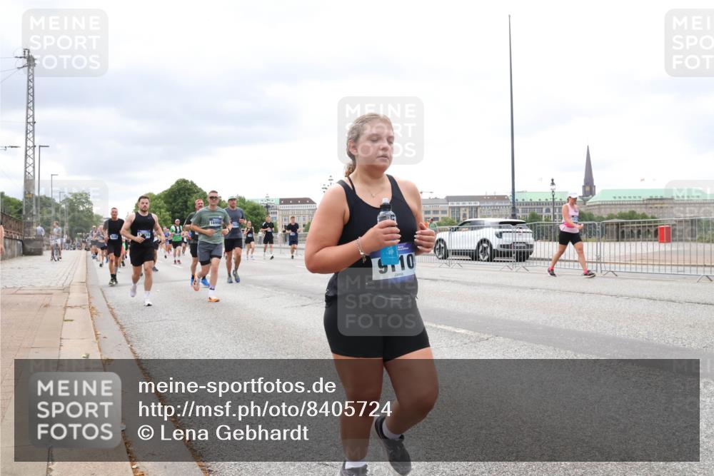 29.06.2025 - hella hamburg halbmarathon Lena Gebhardt http://msf.ph/oto/8405724 29.06.2025 10:58:40 Lombardsbrücke 1646, 16998, 10, 1001, 1326, 1365, 1380, 1514, 1646, 1845, 2043, 2057, 2449, 2649, 2929, 3416, 3540, 3565, 3868, 4042, 4043, 4117, 4225, 4294, 4577, 4648, 5104, 5159, 5655, 5732, 5782, 5988, 6010, 6330, 6341, 6554, 6588, 6633, 6638, 6702, 6825, 6927, 7095, 7096, 7262, 7443, 7617, 7664, 7870, 7933, 7957, 7967, 8076, 8489, 8545, 8547, 8592, 8701, 8752, 9123, 9221, 9225, 9239, 9563, 9636, 9889, 9960, 9982, 10498 meine-sportfotos.de