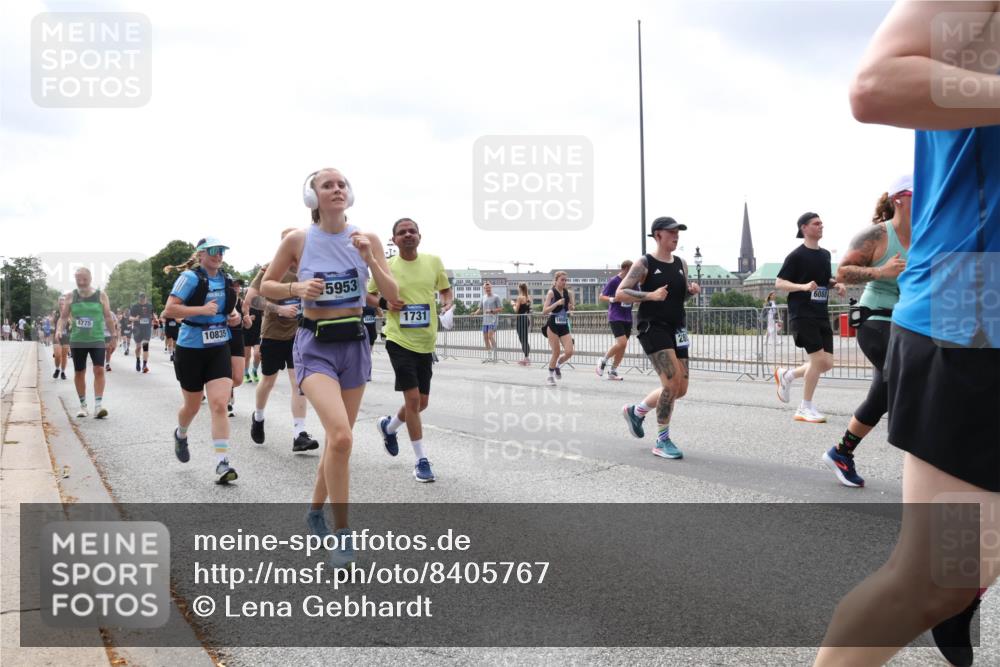 29.06.2025 - hella hamburg halbmarathon Lena Gebhardt http://msf.ph/oto/8405767 29.06.2025 10:41:16 Lombardsbrücke 4775, 10835, 5953, 6088, 1731, 1317, 1536, 1542, 1731, 2229, 2258, 2805, 2858, 3344, 3532, 3533, 3623, 3694, 4234, 4412, 4415, 4530, 4610, 4638, 4774, 4775, 5086, 5225, 5549, 5688, 5689, 5753, 5928, 5942, 6088, 6098, 6250, 6474, 6793, 6842, 6894, 7022, 7023, 7293, 7661, 7821, 7829, 8293, 8385, 8429, 8430, 8586, 8751, 8769, 8878, 8992, 9009, 9237, 9962, 10181, 10269, 10348, 10407, 10483, 10644, 10835, 11053, 11166 meine-sportfotos.de