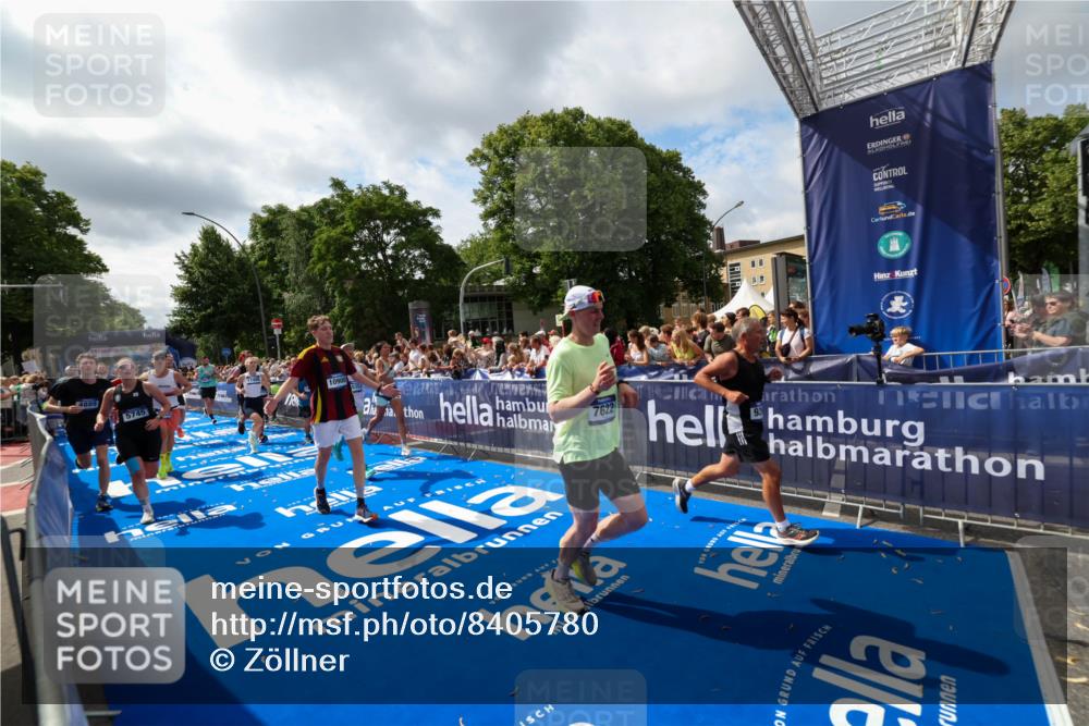 29.06.2025 - hella hamburg halbmarathon Zöllner http://msf.ph/oto/8405780 29.06.2025 10:40:50 Ziel 1631, 1882, 2750, 4634, 4889, 5014, 5026, 5745, 6429, 7080, 7109, 7378, 7622, 8074, 8629, 9294, 9979, 10369, 10900, 11959, 14092, 15351, 16201, 16249, 17486 meine-sportfotos.de