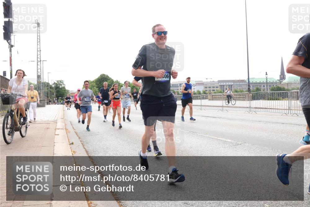 29.06.2025 - hella hamburg halbmarathon Lena Gebhardt http://msf.ph/oto/8405781 29.06.2025 10:24:19 Lombardsbrücke 18109, 1920, 181321009, 06, 1005, 1009, 1064, 1389, 1395, 1444, 2132, 2280, 2477, 3013, 3053, 3132, 3185, 3285, 3421, 3579, 3786, 4111, 4122, 4162, 4464, 4597, 4684, 4719, 4990, 4993, 5039, 5138, 5258, 5260, 5661, 5829, 5830, 5954, 6478, 6524, 6526, 6570, 7013, 7426, 7528, 7920, 7975, 8141, 8149, 8167, 8187, 8297, 8502, 8717, 9063, 9217, 9603, 11306, 11347, 11415, 12070, 12210, 12303, 13111, 13113, 13380, 13573, 13638, 13711, 14143 meine-sportfotos.de