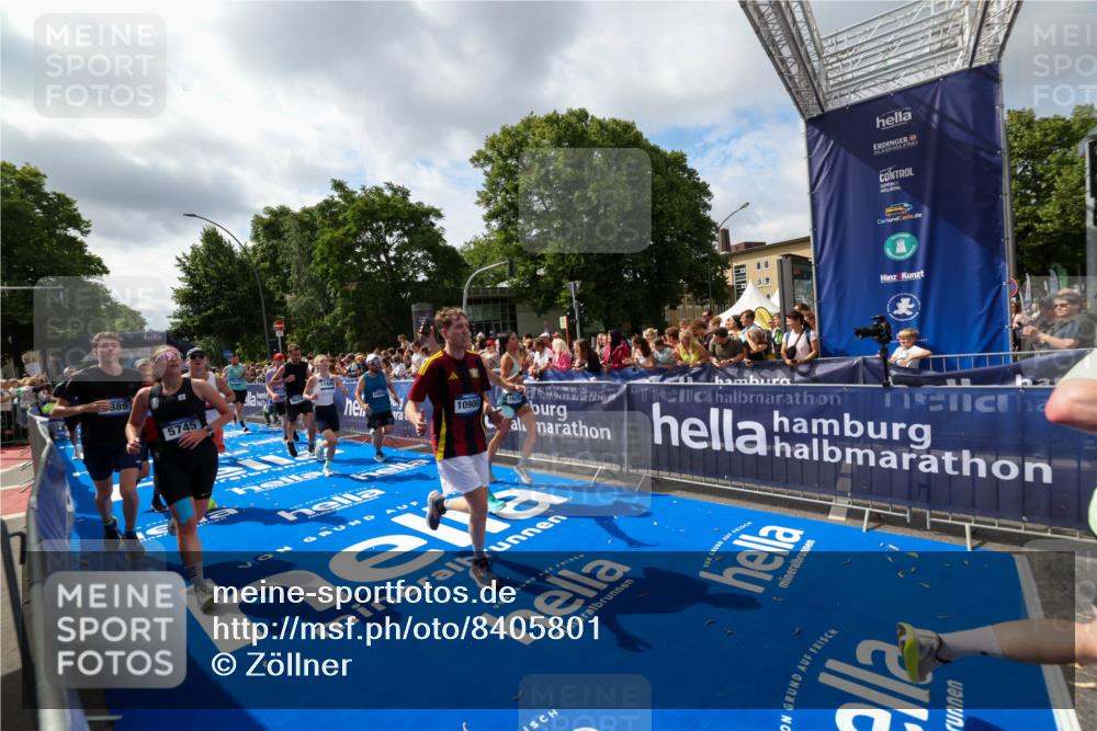 29.06.2025 - hella hamburg halbmarathon Zöllner http://msf.ph/oto/8405801 29.06.2025 10:40:50 Ziel 1631, 1882, 2750, 4634, 4889, 5014, 5026, 5745, 6429, 7080, 7109, 7378, 7622, 8074, 8629, 9294, 9979, 10369, 10900, 11959, 14092, 15351, 16201, 16249, 17486 meine-sportfotos.de