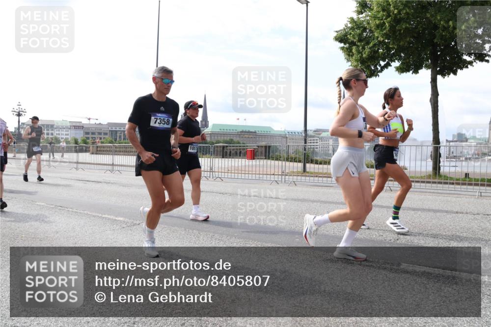 29.06.2025 - hella hamburg halbmarathon Lena Gebhardt http://msf.ph/oto/8405807 29.06.2025 10:16:38 Lombardsbrücke 12417, 7358, 1057, 1117, 1212, 1240, 1244, 1403, 1599, 1602, 1825, 2347, 2835, 2912, 3030, 3088, 3134, 3156, 3176, 3450, 3484, 3648, 3687, 4478, 4583, 4637, 5036, 5037, 5294, 6024, 6328, 6488, 6742, 6941, 6948, 7158, 7358, 7360, 7753, 7924, 8295, 8317, 8597, 8619, 8645, 8707, 8847, 8857, 9091, 9208, 9332, 9492, 9601, 9628, 9664, 9676, 9810, 9881, 10076, 10139, 10141, 10183, 10232, 10292, 10990, 11344, 11345 meine-sportfotos.de