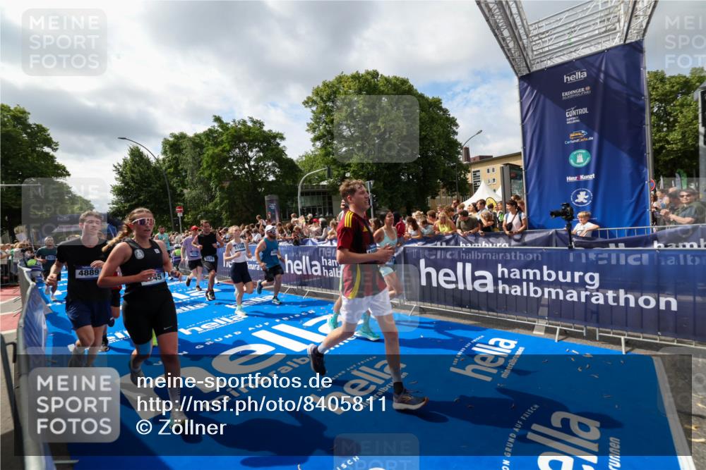29.06.2025 - hella hamburg halbmarathon Zöllner http://msf.ph/oto/8405811 29.06.2025 10:40:51 Ziel 1631, 1882, 2750, 4634, 4889, 5014, 5026, 5745, 6429, 7080, 7109, 7378, 8074, 8629, 9979, 10369, 10900, 11959, 14092, 14661, 15351, 16201, 16249, 17486 meine-sportfotos.de