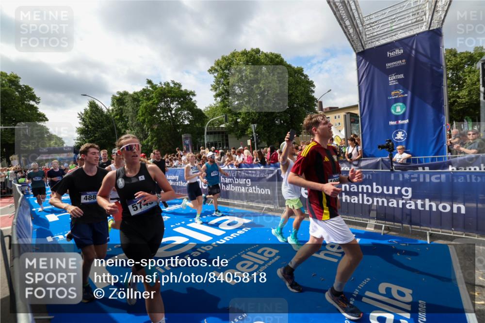 29.06.2025 - hella hamburg halbmarathon Zöllner http://msf.ph/oto/8405818 29.06.2025 10:40:51 Ziel 1631, 1882, 2750, 4634, 4889, 5014, 5026, 5745, 6429, 7080, 7109, 7378, 8074, 8629, 9979, 10369, 10900, 11959, 14092, 14661, 15351, 16201, 16249, 17486 meine-sportfotos.de