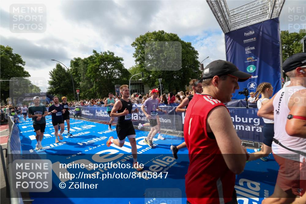 29.06.2025 - hella hamburg halbmarathon Zöllner http://msf.ph/oto/8405847 29.06.2025 10:40:52 Ziel 1631, 1882, 2750, 4634, 4889, 5014, 5026, 5745, 6429, 7080, 7109, 7378, 8074, 8629, 9547, 9979, 10369, 10934, 11959, 14092, 14661, 15351, 16201, 16249, 17486 meine-sportfotos.de