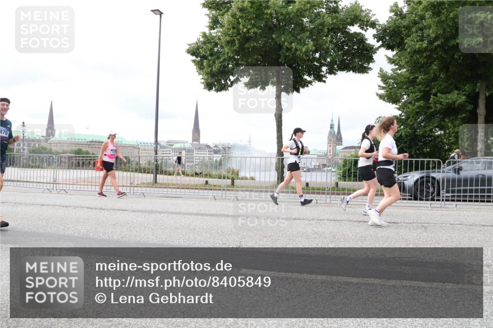 29.06.2025 - hella hamburg halbmarathon Lena Gebhardt http://msf.ph/oto/8405849 29.06.2025 10:58:42 Lombardsbrücke 870, 1001, 1326, 1365, 1380, 1514, 1646, 1845, 2043, 2057, 2449, 2649, 2929, 3231, 3416, 3540, 3565, 3868, 4042, 4043, 4117, 4225, 4294, 4577, 4648, 5159, 5655, 5732, 5988, 6010, 6330, 6341, 6554, 6588, 6633, 6638, 6702, 6825, 6927, 7095, 7096, 7443, 7617, 7664, 7870, 7933, 7957, 7967, 8076, 8489, 8545, 8547, 8592, 8701, 8752, 9123, 9221, 9225, 9239, 9563, 9636, 9889, 9960, 9982, 10498 meine-sportfotos.de