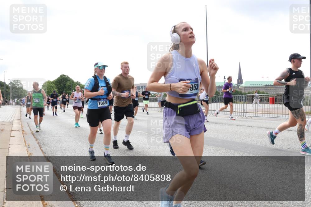29.06.2025 - hella hamburg halbmarathon Lena Gebhardt http://msf.ph/oto/8405898 29.06.2025 10:41:17 Lombardsbrücke 11851, 4775, 10835, 953, 1317, 1536, 1542, 1731, 2153, 2229, 2258, 2805, 2858, 3344, 3532, 3533, 3623, 4234, 4412, 4415, 4530, 4610, 4638, 4774, 4775, 5086, 5225, 5549, 5688, 5689, 5753, 5928, 5942, 6088, 6098, 6250, 6474, 6793, 6842, 6894, 7022, 7023, 7661, 7821, 7829, 8293, 8385, 8429, 8430, 8586, 8751, 8769, 8878, 8992, 9009, 9237, 9962, 10181, 10269, 10348, 10407, 10483, 10644, 10835, 11053, 11166 meine-sportfotos.de