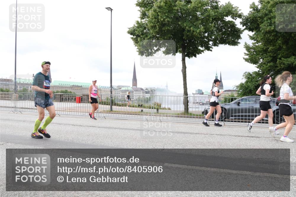 29.06.2025 - hella hamburg halbmarathon Lena Gebhardt http://msf.ph/oto/8405906 29.06.2025 10:58:42 Lombardsbrücke 7870, 1001, 1326, 1365, 1380, 1514, 1646, 1845, 2043, 2057, 2449, 2649, 2929, 3231, 3416, 3540, 3565, 3868, 4042, 4043, 4117, 4225, 4294, 4577, 4648, 5159, 5655, 5732, 5988, 6010, 6330, 6341, 6554, 6588, 6633, 6638, 6702, 6825, 6927, 7095, 7096, 7443, 7617, 7664, 7870, 7933, 7957, 7967, 8076, 8489, 8545, 8547, 8592, 8701, 8752, 9123, 9221, 9225, 9239, 9563, 9636, 9889, 9960, 9982, 10498 meine-sportfotos.de