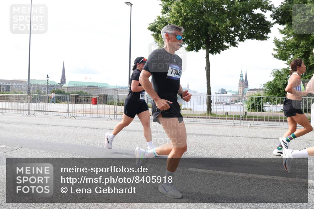 29.06.2025 - hella hamburg halbmarathon Lena Gebhardt http://msf.ph/oto/8405918 29.06.2025 10:16:38 Lombardsbrücke 105, 7358, 1117, 1212, 1240, 1244, 1403, 1599, 1602, 1825, 2347, 2835, 2912, 3030, 3088, 3134, 3156, 3176, 3450, 3484, 3648, 3687, 4478, 4583, 4637, 5036, 5037, 5294, 6024, 6328, 6488, 6742, 6941, 6948, 7158, 7358, 7360, 7753, 7924, 8295, 8317, 8597, 8619, 8645, 8707, 8847, 8857, 9091, 9208, 9332, 9492, 9601, 9628, 9664, 9676, 9810, 9881, 10076, 10139, 10141, 10183, 10232, 10292, 10990, 11344, 11345 meine-sportfotos.de