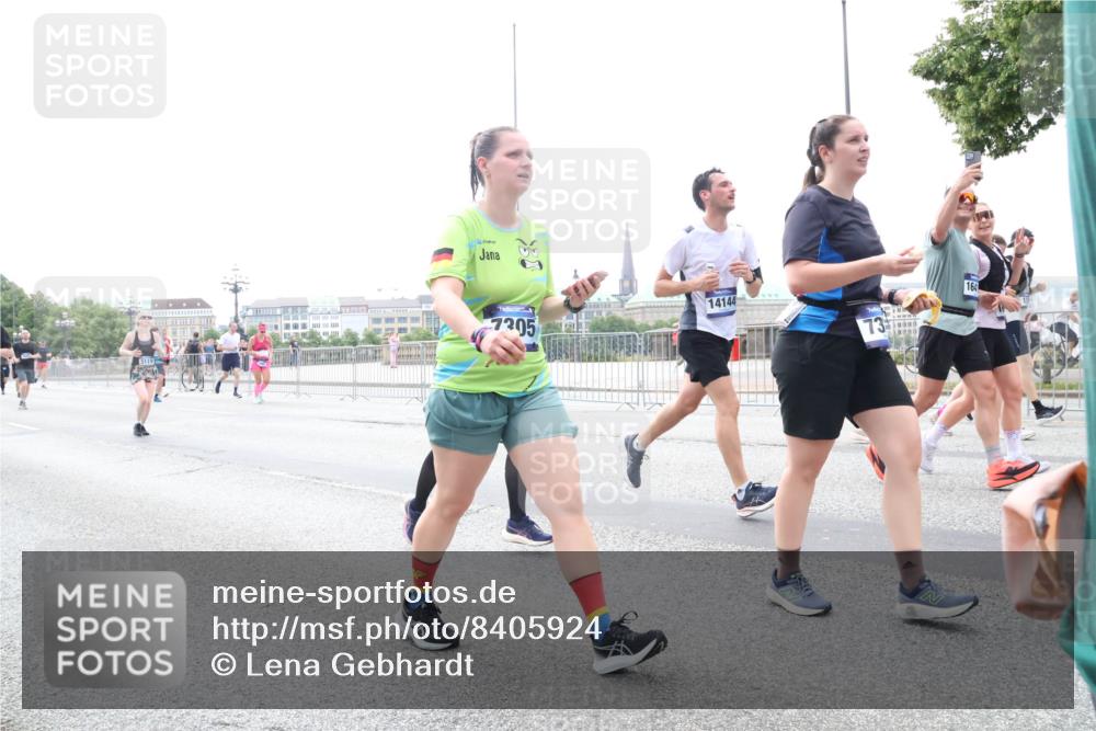 29.06.2025 - hella hamburg halbmarathon Lena Gebhardt http://msf.ph/oto/8405924 29.06.2025 10:50:23 Lombardsbrücke 5119, 7305, 14144, 73, 1259, 1487, 1511, 1828, 2047, 3203, 3680, 3701, 3710, 3805, 3838, 3897, 4090, 4168, 4642, 4695, 4961, 5119, 5131, 5749, 5751, 5997, 6680, 6830, 7505, 7677, 7721, 7722, 7755, 7938, 8254, 8299, 8834, 9605, 9933, 9940, 10060, 10286, 10617, 10744, 11030, 11426, 11696, 11716, 11760, 12079, 13127, 13128, 13309, 13381, 13744, 13846, 13887, 14102, 14144, 14505, 14591, 14940, 15017, 15230, 15416, 15626 meine-sportfotos.de