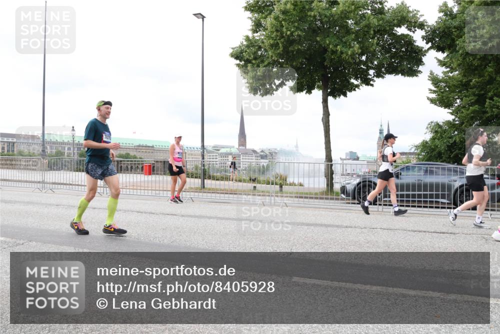 29.06.2025 - hella hamburg halbmarathon Lena Gebhardt http://msf.ph/oto/8405928 29.06.2025 10:58:42 Lombardsbrücke 7870, 1001, 1326, 1365, 1380, 1514, 1646, 1845, 2043, 2057, 2449, 2649, 2929, 3231, 3416, 3540, 3565, 3868, 4042, 4043, 4117, 4225, 4294, 4577, 4648, 5159, 5655, 5732, 5988, 6010, 6330, 6341, 6554, 6588, 6633, 6638, 6702, 6825, 6927, 7095, 7096, 7443, 7617, 7664, 7870, 7933, 7957, 7967, 8076, 8489, 8545, 8547, 8592, 8701, 8752, 9123, 9221, 9225, 9239, 9563, 9636, 9889, 9960, 9982, 10498 meine-sportfotos.de