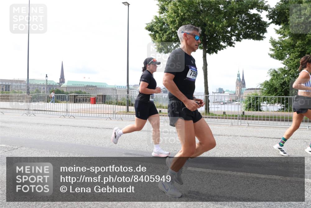 29.06.2025 - hella hamburg halbmarathon Lena Gebhardt http://msf.ph/oto/8405949 29.06.2025 10:16:38 Lombardsbrücke 7358, 1117, 1212, 1240, 1244, 1403, 1599, 1602, 1825, 2347, 2835, 2912, 3030, 3088, 3134, 3156, 3176, 3450, 3484, 3648, 3687, 4478, 4583, 4637, 5036, 5037, 5294, 6024, 6328, 6488, 6742, 6941, 6948, 7158, 7358, 7360, 7753, 7924, 8295, 8317, 8597, 8619, 8645, 8707, 8847, 8857, 9091, 9208, 9332, 9492, 9601, 9628, 9664, 9676, 9810, 9881, 10076, 10139, 10141, 10183, 10232, 10292, 10990, 11344, 11345 meine-sportfotos.de
