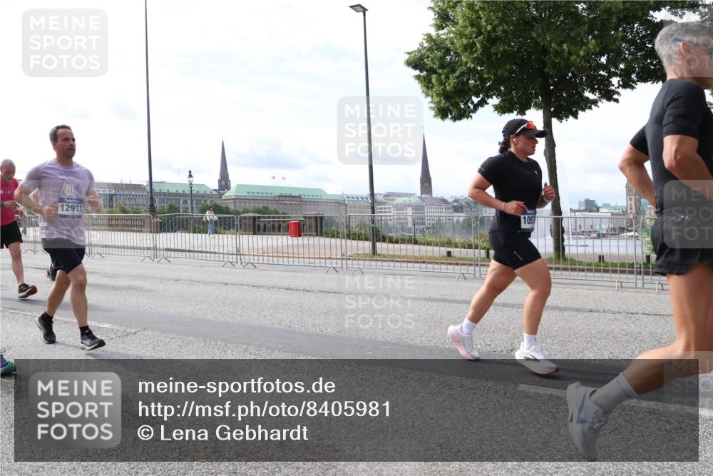 29.06.2025 - hella hamburg halbmarathon Lena Gebhardt http://msf.ph/oto/8405981 29.06.2025 10:16:39 Lombardsbrücke 12911, 1057, 1117, 1212, 1240, 1244, 1403, 1599, 1602, 1825, 2347, 2835, 2912, 3030, 3088, 3134, 3156, 3176, 3450, 3484, 3648, 3687, 4478, 4583, 4637, 5036, 5037, 5294, 6024, 6328, 6488, 6742, 6941, 6948, 7158, 7358, 7360, 7753, 7924, 8295, 8317, 8597, 8619, 8645, 8707, 8847, 8857, 9091, 9208, 9332, 9492, 9628, 9664, 9676, 9810, 9881, 10076, 10139, 10141, 10183, 10232, 10990, 11344, 11345 meine-sportfotos.de