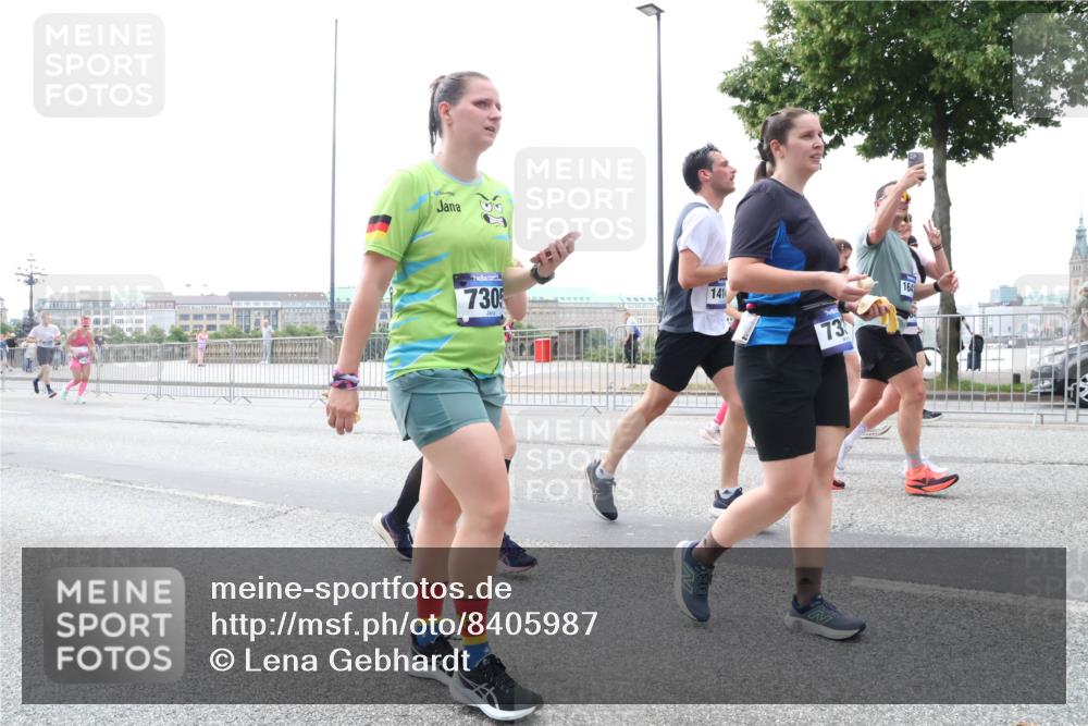 29.06.2025 - hella hamburg halbmarathon Lena Gebhardt http://msf.ph/oto/8405987 29.06.2025 10:50:24 Lombardsbrücke 730, 141, 73, 164, 1259, 1487, 1511, 1828, 2047, 3203, 3680, 3701, 3710, 3805, 3838, 3897, 4090, 4168, 4642, 4695, 4961, 5119, 5131, 5749, 5751, 5997, 6680, 6830, 7505, 7677, 7721, 7722, 7755, 7938, 8254, 8299, 8833, 8834, 9096, 9605, 9933, 9940, 10060, 10286, 10617, 10744, 11030, 11426, 11696, 11716, 11760, 12079, 13127, 13128, 13309, 13381, 13744, 13846, 13887, 14102, 14144, 14505, 14591, 14940, 15017, 15230, 15416, 15626 meine-sportfotos.de