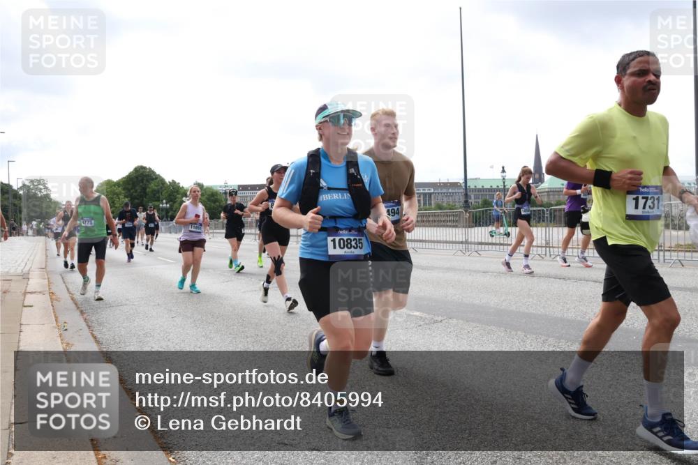 29.06.2025 - hella hamburg halbmarathon Lena Gebhardt http://msf.ph/oto/8405994 29.06.2025 10:41:18 Lombardsbrücke 4775, 11851, 494, 1731, 10835, 1314, 1317, 1536, 1542, 1731, 2153, 2229, 2258, 2805, 2858, 3344, 3532, 3533, 3623, 4234, 4412, 4415, 4530, 4610, 4638, 4774, 4775, 5086, 5225, 5549, 5688, 5689, 5753, 5928, 5942, 6088, 6098, 6250, 6474, 6793, 6842, 6894, 7022, 7023, 7661, 7821, 7829, 8293, 8385, 8429, 8430, 8586, 8751, 8769, 8878, 8992, 9009, 9237, 9962, 10181, 10269, 10348, 10407, 10483, 10644, 10835, 11053, 11166 meine-sportfotos.de