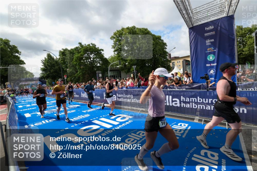 29.06.2025 - hella hamburg halbmarathon Zöllner http://msf.ph/oto/8406025 29.06.2025 10:41:02 Ziel 1677, 2949, 6550, 6683, 9755, 11062, 11922, 12088, 12385, 13029, 13158, 15689, 16347, 17032, 17720, 17971, 18173 meine-sportfotos.de