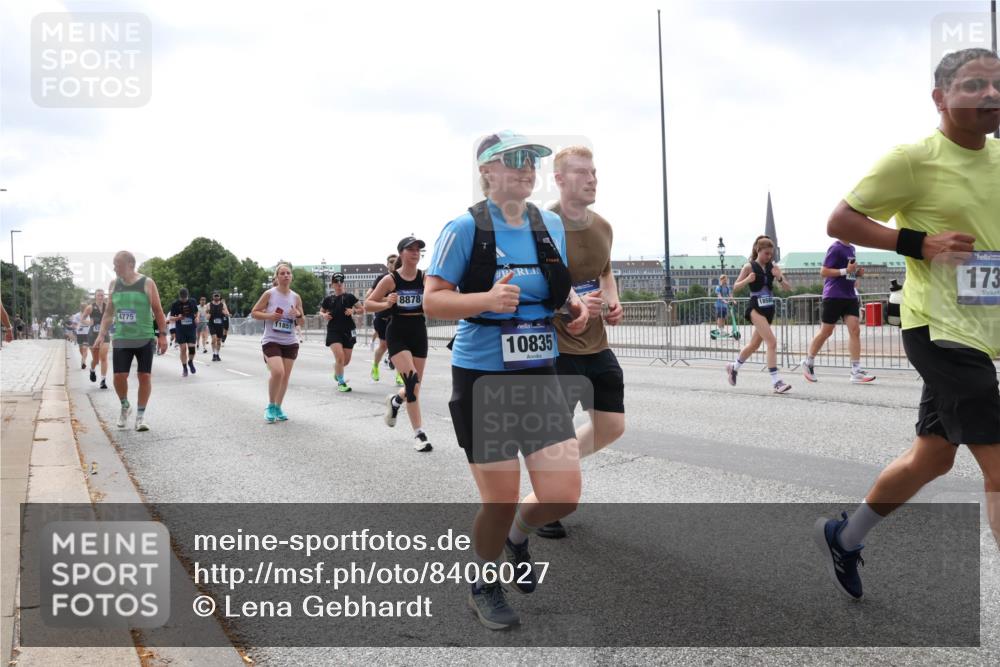 29.06.2025 - hella hamburg halbmarathon Lena Gebhardt http://msf.ph/oto/8406027 29.06.2025 10:41:18 Lombardsbrücke 4775, 11851, 8878, 10835, 173, 1314, 1317, 1536, 1542, 1731, 2153, 2229, 2258, 2805, 2858, 3344, 3532, 3533, 3623, 4234, 4412, 4415, 4530, 4610, 4638, 4774, 4775, 5086, 5225, 5549, 5688, 5689, 5753, 5928, 5942, 6088, 6098, 6250, 6474, 6793, 6842, 6894, 7022, 7023, 7661, 7821, 7829, 8293, 8385, 8429, 8430, 8586, 8751, 8769, 8878, 8992, 9009, 9237, 9962, 10181, 10269, 10348, 10407, 10483, 10644, 10835, 11053, 11166 meine-sportfotos.de