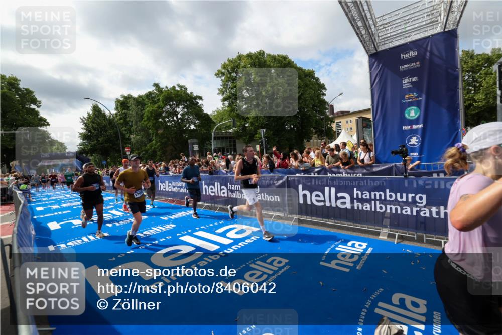 29.06.2025 - hella hamburg halbmarathon Zöllner http://msf.ph/oto/8406042 29.06.2025 10:41:02 Ziel 1677, 2949, 6550, 6683, 9755, 11062, 11922, 12088, 12385, 13029, 13158, 15689, 16347, 17032, 17720, 17971, 18173 meine-sportfotos.de