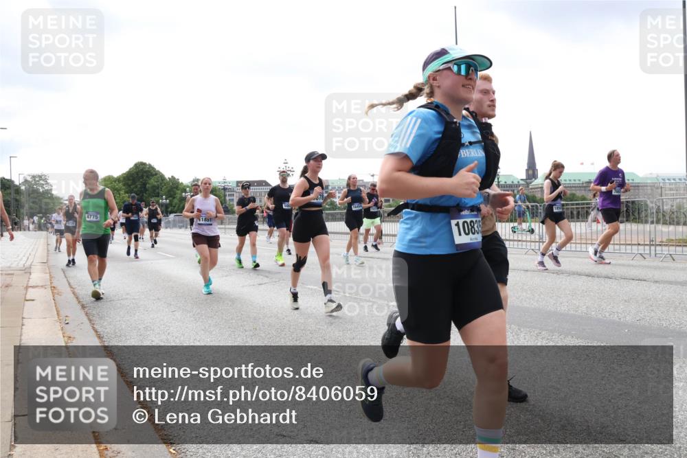 29.06.2025 - hella hamburg halbmarathon Lena Gebhardt http://msf.ph/oto/8406059 29.06.2025 10:41:18 Lombardsbrücke 4775, 1851, 378, 1083, 7661, 1314, 1317, 1536, 1542, 1731, 2153, 2229, 2258, 2805, 2858, 3344, 3532, 3533, 3623, 4234, 4412, 4415, 4530, 4610, 4638, 4774, 4775, 5086, 5225, 5549, 5688, 5689, 5753, 5928, 5942, 6088, 6098, 6250, 6474, 6793, 6842, 6894, 7022, 7023, 7661, 7821, 7829, 8293, 8385, 8429, 8430, 8586, 8751, 8769, 8878, 8992, 9009, 9237, 9962, 10181, 10269, 10348, 10407, 10483, 10644, 10835, 11053, 11166 meine-sportfotos.de