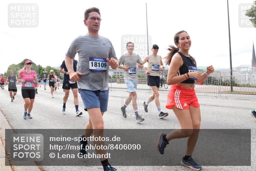 29.06.2025 - hella hamburg halbmarathon Lena Gebhardt http://msf.ph/oto/8406090 29.06.2025 10:24:22 Lombardsbrücke 6297, 8187, 18109, 1005, 1009, 1005, 1009, 1064, 1352, 1389, 1395, 1444, 2132, 2280, 2477, 2944, 3013, 3053, 3132, 3185, 3285, 3421, 3579, 3786, 4111, 4162, 4221, 4464, 4597, 4684, 4719, 4993, 5039, 5138, 5258, 5260, 5661, 5829, 5830, 5954, 6478, 6524, 6526, 6570, 7013, 7426, 7528, 7920, 7975, 8141, 8167, 8187, 8297, 8502, 8717, 9063, 9217, 9603, 11306, 11347, 11415, 11651, 12070, 12210, 12303, 13111, 13113, 13380, 13573, 13638, 13711, 14143, 15975 meine-sportfotos.de