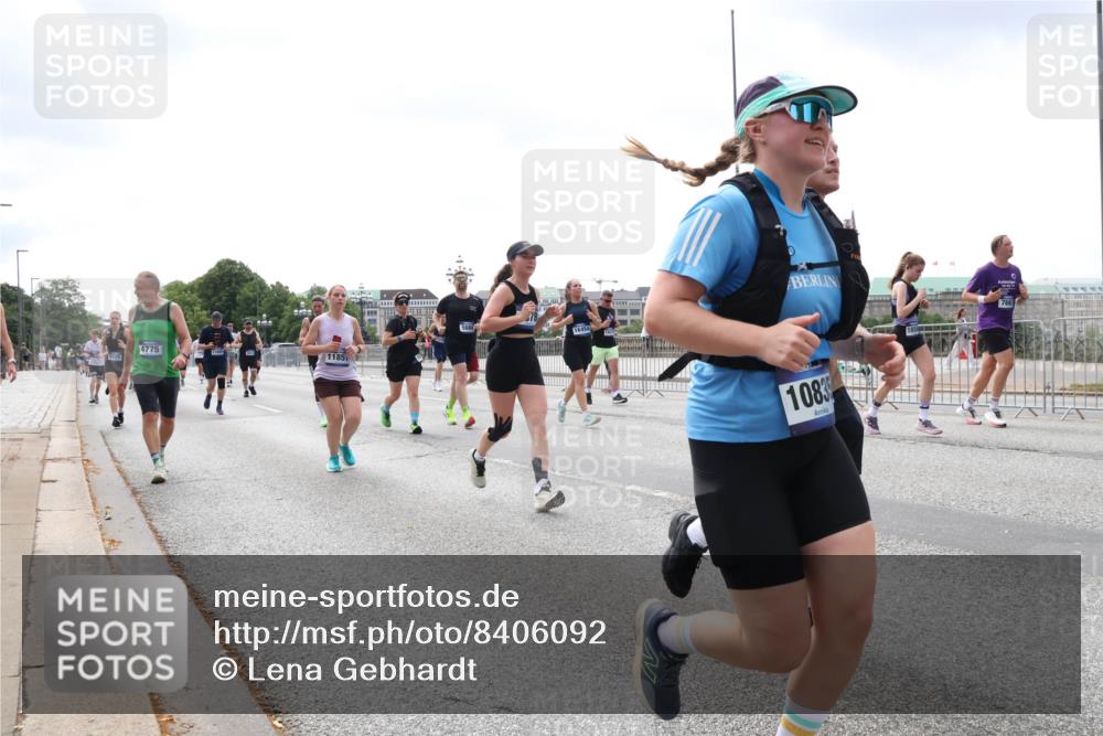29.06.2025 - hella hamburg halbmarathon Lena Gebhardt http://msf.ph/oto/8406092 29.06.2025 10:41:18 Lombardsbrücke 5225, 4775, 1185, 16454, 1083, 1314, 1317, 1536, 1542, 1731, 2153, 2229, 2258, 2805, 2858, 3344, 3532, 3533, 3623, 4234, 4412, 4415, 4530, 4610, 4638, 4774, 4775, 5086, 5225, 5549, 5688, 5689, 5753, 5928, 5942, 6088, 6098, 6250, 6474, 6793, 6842, 6894, 7022, 7023, 7661, 7821, 7829, 8293, 8385, 8429, 8430, 8586, 8751, 8769, 8878, 8992, 9009, 9237, 9962, 10181, 10269, 10348, 10407, 10483, 10644, 10835, 11053, 11166 meine-sportfotos.de