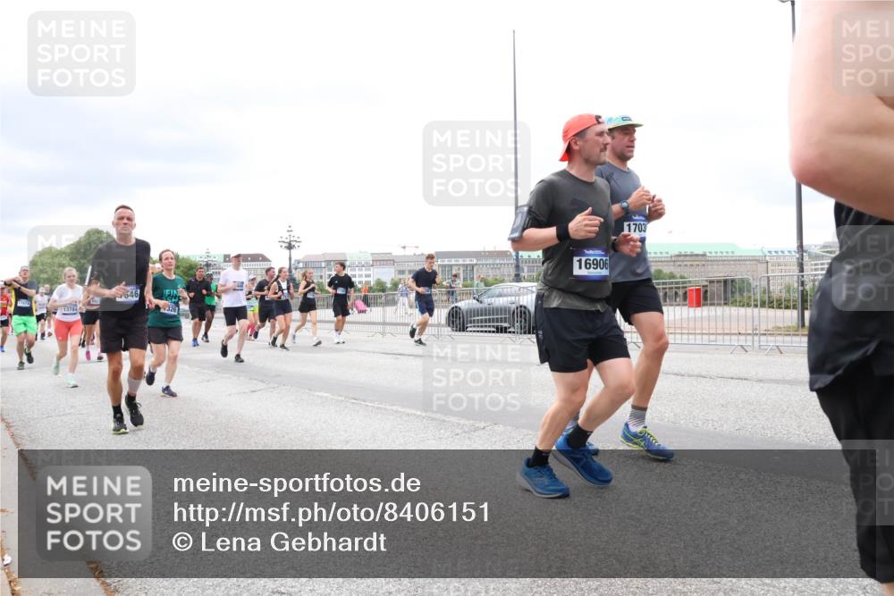 29.06.2025 - hella hamburg halbmarathon Lena Gebhardt http://msf.ph/oto/8406151 29.06.2025 10:58:44 Lombardsbrücke 17074, 13784, 646, 326, 16906, 1703, 1001, 1326, 1365, 1380, 1514, 1646, 1845, 2043, 2057, 2449, 2621, 2649, 2929, 3231, 3373, 3416, 3540, 3565, 3868, 4042, 4043, 4225, 4294, 4577, 4648, 5159, 5655, 5732, 5988, 6010, 6330, 6341, 6554, 6588, 6633, 6638, 6702, 6927, 7095, 7096, 7443, 7617, 7664, 7870, 7933, 7957, 7967, 8076, 8489, 8545, 8547, 8592, 8631, 8701, 8752, 9123, 9221, 9225, 9239, 9563, 9636, 9889, 9960, 9982, 10498 meine-sportfotos.de