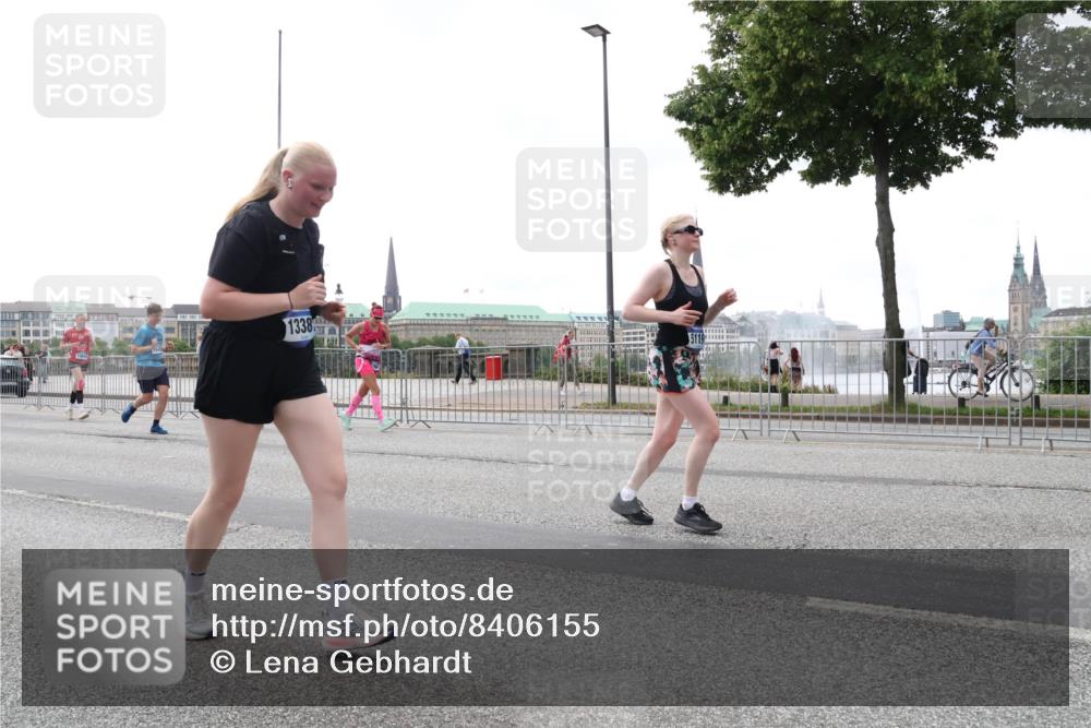 29.06.2025 - hella hamburg halbmarathon Lena Gebhardt http://msf.ph/oto/8406155 29.06.2025 10:50:27 Lombardsbrücke 1338, 1259, 1828, 1930, 2047, 3184, 3203, 3647, 3680, 3701, 3710, 3805, 3838, 3897, 4090, 4168, 4642, 4695, 4961, 5119, 5131, 5749, 5751, 5997, 6680, 6830, 7133, 7161, 7505, 7677, 7721, 7722, 7755, 7938, 8254, 8299, 8833, 8834, 9096, 9168, 9605, 9933, 9940, 10060, 10286, 10617, 10744, 11030, 11426, 11696, 11716, 11760, 12079, 13127, 13128, 13309, 13381, 13744, 13846, 13887, 14102, 14144, 14505, 14591, 14940, 15017, 15230, 15416, 15626 meine-sportfotos.de