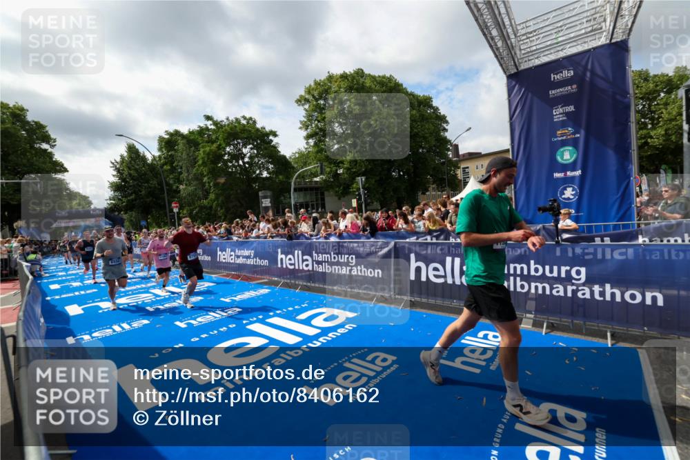 29.06.2025 - hella hamburg halbmarathon Zöllner http://msf.ph/oto/8406162 29.06.2025 10:41:07 Ziel 1136, 2568, 2949, 3618, 4871, 6550, 6683, 9358, 9659, 9755, 9815, 11062, 11922, 13268, 17100, 17620, 17971, 18045, 18049 meine-sportfotos.de
