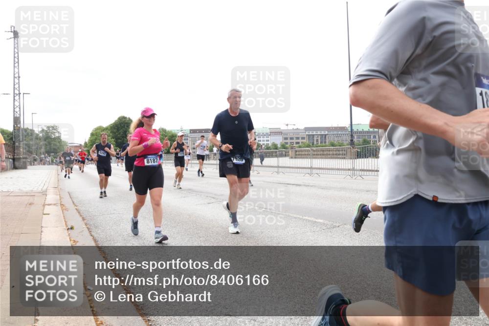 29.06.2025 - hella hamburg halbmarathon Lena Gebhardt http://msf.ph/oto/8406166 29.06.2025 10:24:22 Lombardsbrücke 8297, 8187, 7920, 18, 1005, 1009, 1064, 1352, 1389, 1395, 1444, 2132, 2280, 2477, 2944, 3013, 3053, 3132, 3185, 3285, 3421, 3579, 3786, 4111, 4162, 4221, 4464, 4597, 4684, 4719, 4993, 5039, 5138, 5258, 5260, 5661, 5829, 5830, 5954, 6478, 6524, 6526, 6570, 7013, 7426, 7528, 7920, 7975, 8141, 8167, 8187, 8297, 8502, 8717, 9063, 9217, 9603, 11306, 11347, 11415, 11651, 12070, 12210, 12303, 13111, 13113, 13380, 13573, 13638, 13711, 14143, 15975 meine-sportfotos.de