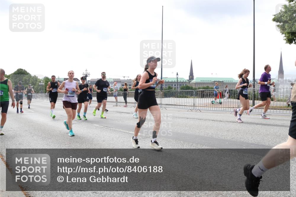 29.06.2025 - hella hamburg halbmarathon Lena Gebhardt http://msf.ph/oto/8406188 29.06.2025 10:41:19 Lombardsbrücke 5, 11680, 15224, 1649, 11851, 1858, 1314, 1317, 1536, 1542, 1623, 1731, 2153, 2229, 2258, 2805, 2858, 3344, 3532, 3533, 3623, 4234, 4412, 4415, 4530, 4610, 4638, 4774, 4775, 5086, 5225, 5549, 5688, 5689, 5753, 5928, 5942, 6088, 6098, 6250, 6474, 6793, 6842, 6894, 7022, 7023, 7661, 7821, 7829, 8293, 8385, 8429, 8430, 8586, 8751, 8769, 8848, 8878, 8992, 9009, 9237, 9962, 10181, 10269, 10348, 10407, 10483, 10644, 10835, 11053, 11166 meine-sportfotos.de