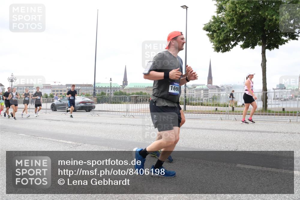 29.06.2025 - hella hamburg halbmarathon Lena Gebhardt http://msf.ph/oto/8406198 29.06.2025 10:58:44 Lombardsbrücke 1690, 1001, 1326, 1365, 1380, 1514, 1646, 1845, 2043, 2057, 2449, 2621, 2649, 2929, 3231, 3373, 3416, 3540, 3565, 3868, 4042, 4043, 4225, 4294, 4577, 4648, 5159, 5655, 5732, 5988, 6010, 6330, 6341, 6554, 6588, 6633, 6638, 6702, 6927, 7095, 7096, 7443, 7617, 7664, 7870, 7933, 7957, 7967, 8076, 8489, 8545, 8547, 8592, 8631, 8701, 8752, 9123, 9221, 9225, 9239, 9563, 9636, 9889, 9960, 9982, 10498 meine-sportfotos.de