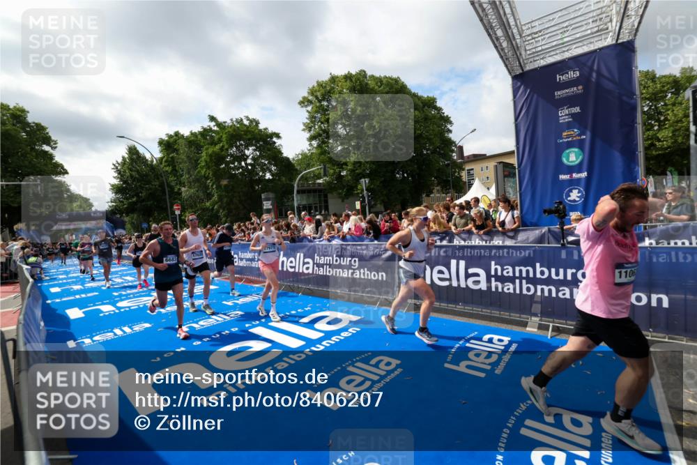 29.06.2025 - hella hamburg halbmarathon Zöllner http://msf.ph/oto/8406207 29.06.2025 10:41:09 Ziel 1136, 2568, 2949, 3618, 4380, 4871, 5709, 6550, 6683, 9358, 9659, 9755, 9815, 11062, 13268, 17100, 17620, 17971, 18045, 18049 meine-sportfotos.de