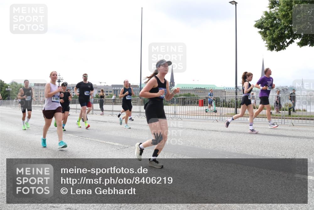 29.06.2025 - hella hamburg halbmarathon Lena Gebhardt http://msf.ph/oto/8406219 29.06.2025 10:41:19 Lombardsbrücke 15224, 16454, 11851, 1314, 1317, 1536, 1542, 1623, 1731, 2153, 2229, 2258, 2805, 2858, 3344, 3532, 3533, 3623, 4234, 4412, 4415, 4530, 4610, 4638, 4774, 4775, 5086, 5225, 5549, 5688, 5689, 5753, 5928, 5942, 6088, 6098, 6250, 6474, 6793, 6842, 6894, 7022, 7023, 7661, 7821, 7829, 8293, 8385, 8429, 8430, 8586, 8751, 8769, 8848, 8878, 8992, 9009, 9237, 9962, 10181, 10269, 10348, 10407, 10483, 10644, 10835, 11053, 11166 meine-sportfotos.de