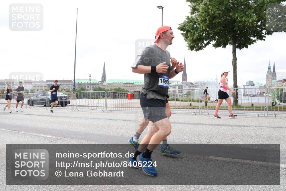 29.06.2025 - hella hamburg halbmarathon Lena Gebhardt http://msf.ph/oto/8406224 29.06.2025 10:58:44 Lombardsbrücke 1380, 1690, 1001, 1326, 1365, 1380, 1514, 1646, 1845, 2043, 2057, 2449, 2621, 2649, 2929, 3231, 3373, 3416, 3540, 3565, 3868, 4042, 4043, 4225, 4294, 4577, 4648, 5159, 5655, 5732, 5988, 6010, 6330, 6341, 6554, 6588, 6633, 6638, 6702, 6927, 7095, 7096, 7443, 7617, 7664, 7870, 7933, 7957, 7967, 8076, 8489, 8545, 8547, 8592, 8631, 8701, 8752, 9123, 9221, 9225, 9239, 9563, 9636, 9889, 9960, 9982, 10498 meine-sportfotos.de