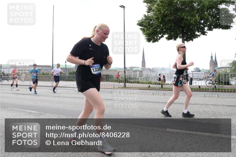29.06.2025 - hella hamburg halbmarathon Lena Gebhardt http://msf.ph/oto/8406228 29.06.2025 10:50:27 Lombardsbrücke 1338, 1259, 1828, 1930, 2047, 3184, 3203, 3647, 3680, 3701, 3710, 3805, 3838, 3897, 4090, 4168, 4642, 4695, 4961, 5119, 5131, 5749, 5751, 5997, 6680, 6830, 7133, 7161, 7505, 7677, 7721, 7722, 7755, 7938, 8254, 8299, 8833, 8834, 9096, 9168, 9605, 9933, 9940, 10060, 10286, 10617, 10744, 11030, 11426, 11696, 11716, 11760, 12079, 13127, 13128, 13309, 13381, 13744, 13846, 13887, 14102, 14144, 14505, 14591, 14940, 15017, 15230, 15416, 15626 meine-sportfotos.de