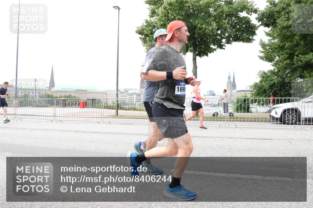 29.06.2025 - hella hamburg halbmarathon Lena Gebhardt http://msf.ph/oto/8406244 29.06.2025 10:58:44 Lombardsbrücke 1690, 1001, 1326, 1365, 1380, 1514, 1646, 1845, 2043, 2057, 2449, 2621, 2649, 2929, 3231, 3373, 3416, 3540, 3565, 3868, 4042, 4043, 4225, 4294, 4577, 4648, 5159, 5655, 5732, 5988, 6010, 6330, 6341, 6554, 6588, 6633, 6638, 6702, 6927, 7095, 7096, 7443, 7617, 7664, 7870, 7933, 7957, 7967, 8076, 8489, 8545, 8547, 8592, 8631, 8701, 8752, 9123, 9221, 9225, 9239, 9563, 9636, 9889, 9960, 9982, 10498 meine-sportfotos.de
